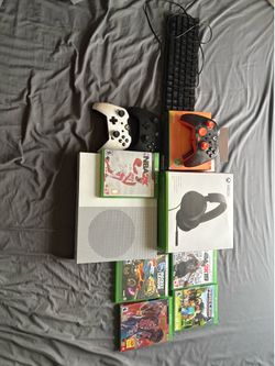 Xbox one s 5 controllers 3 controllers headset(used a lot) keyboard