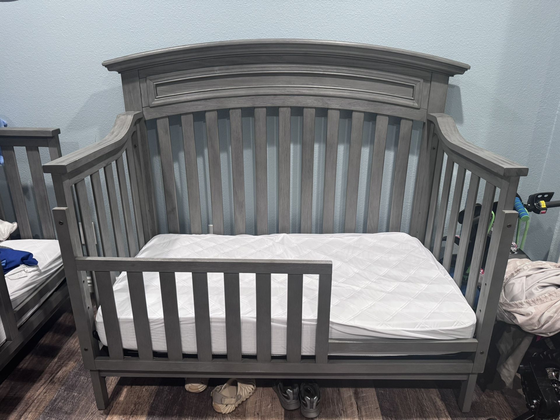 Oxford Convertible Crib and Dresser 