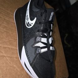 Size 7 Men's Nike Kyrie Flytrap VI ---8.5 Women's