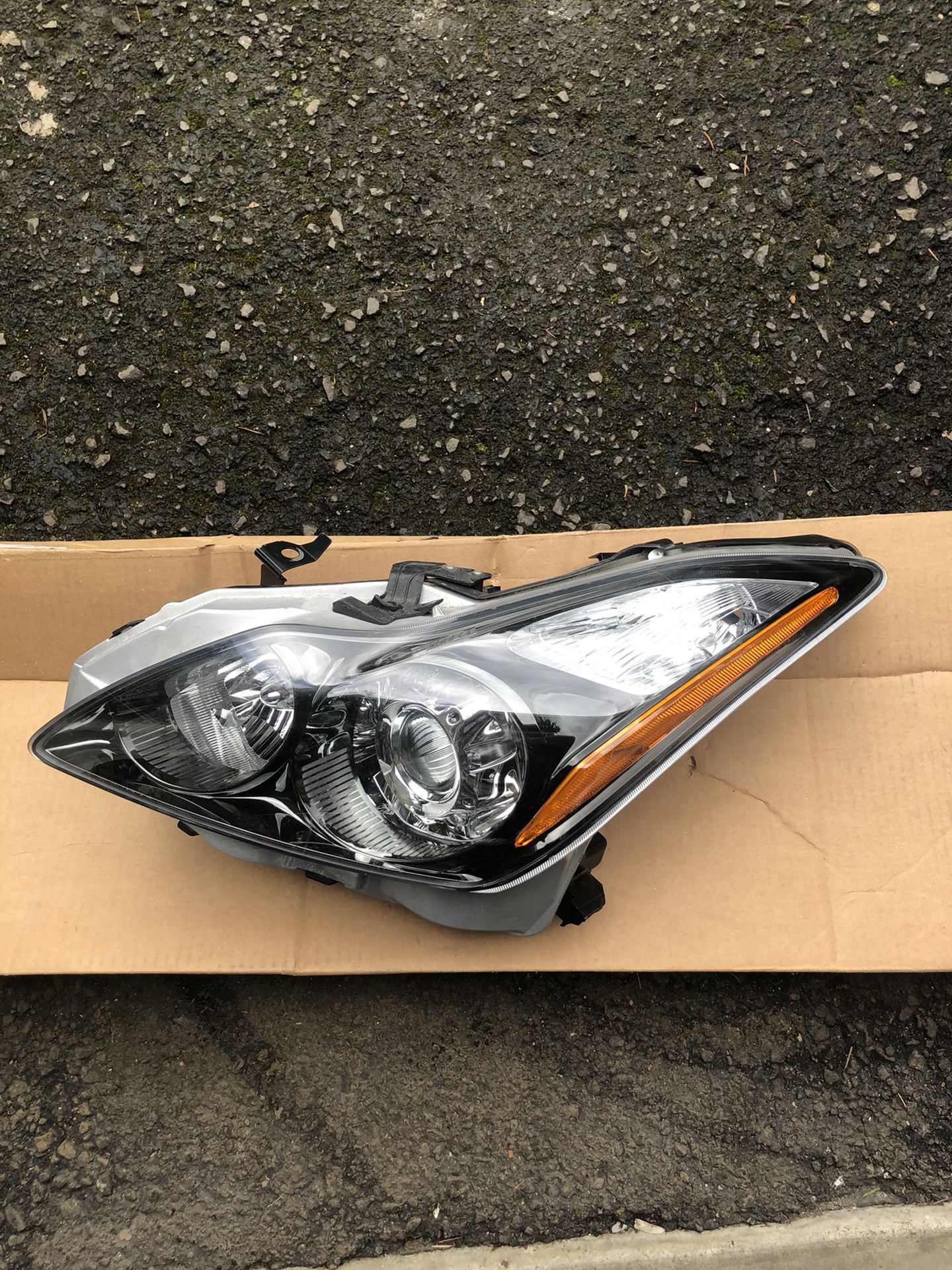 Infiniti G37/Q60 coupe driver side headlight