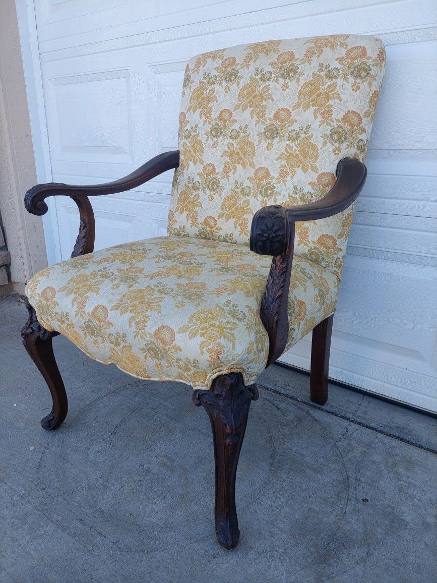 ANTIQUE CHAIR