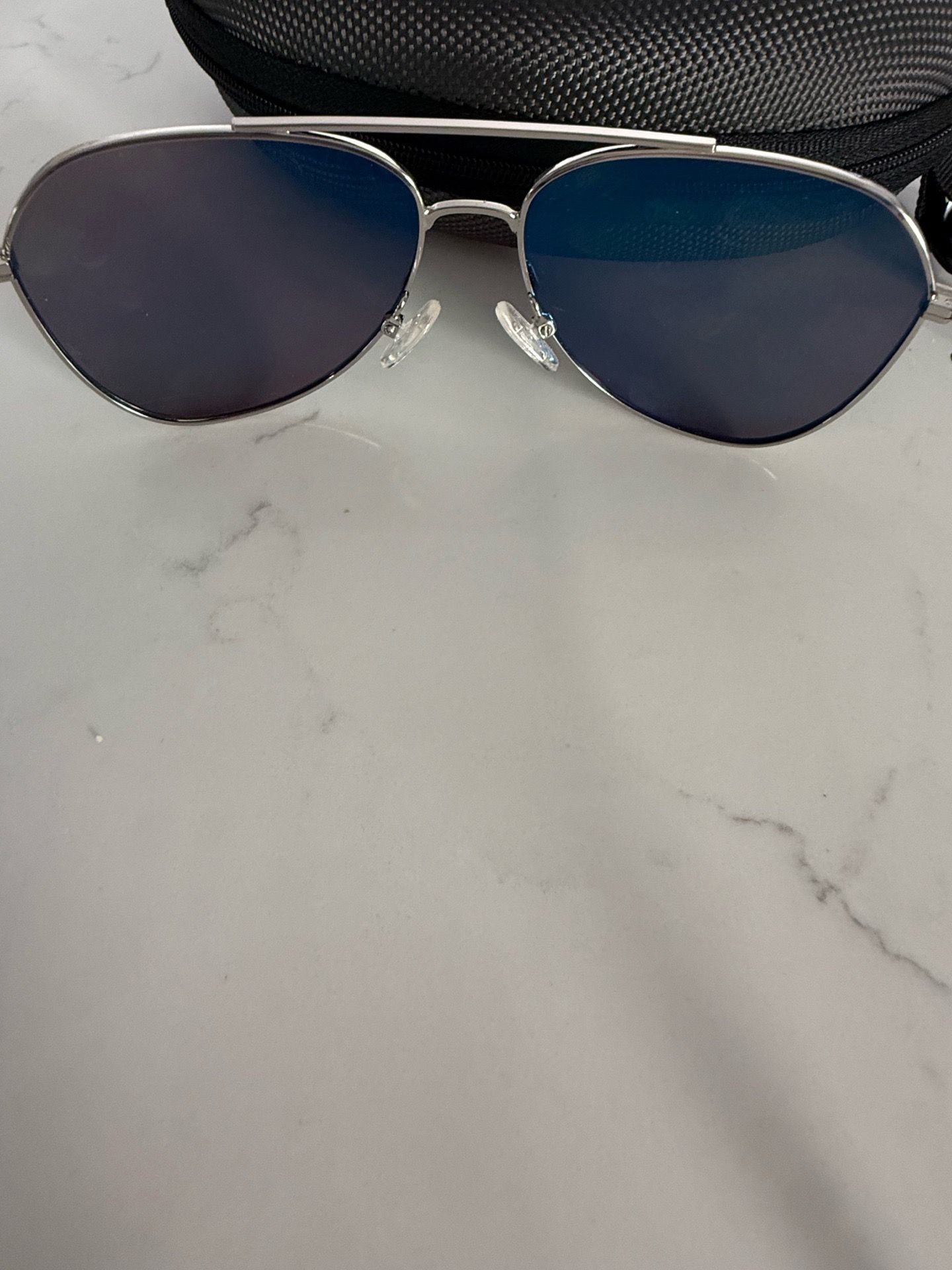 Hurley 60mm Polarized Round Sunglasses W/Hard Case Men Women  display picture 1