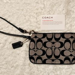 ✨ COACH Signature Small Wristlet Pouch✨