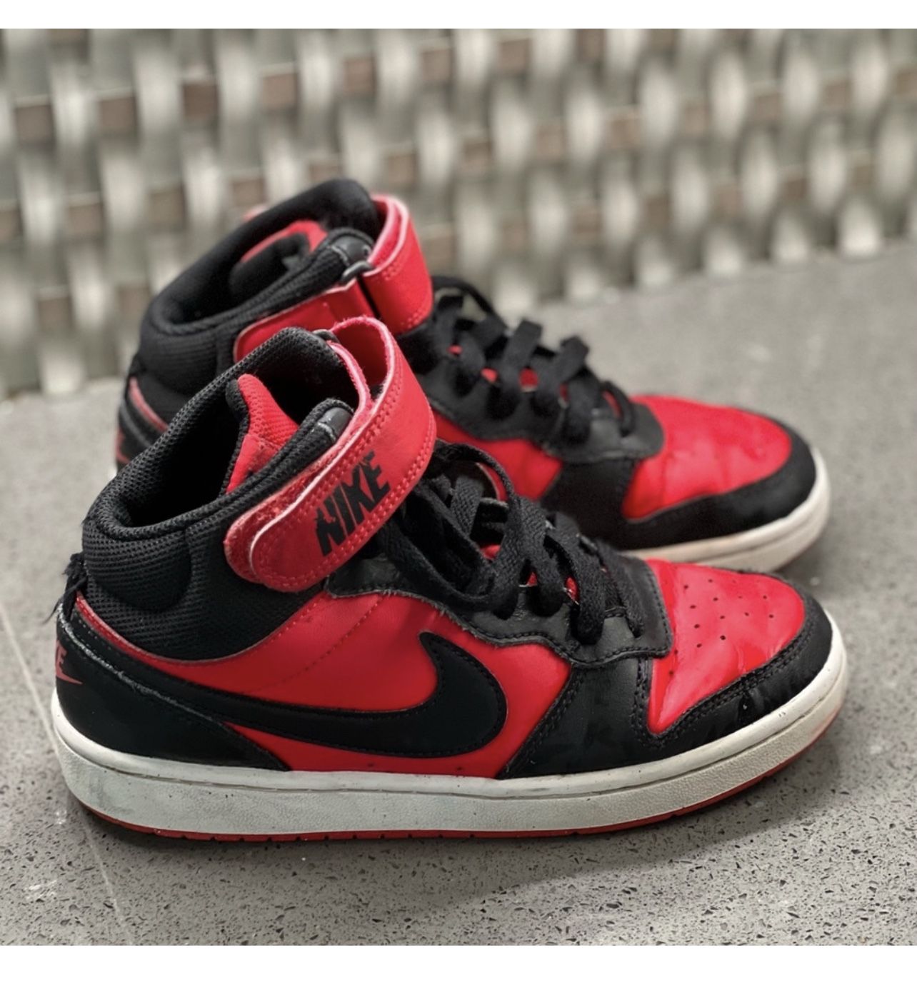 Nike court Borough Mid 2 Kids  High-Top Sneakers size 4Y