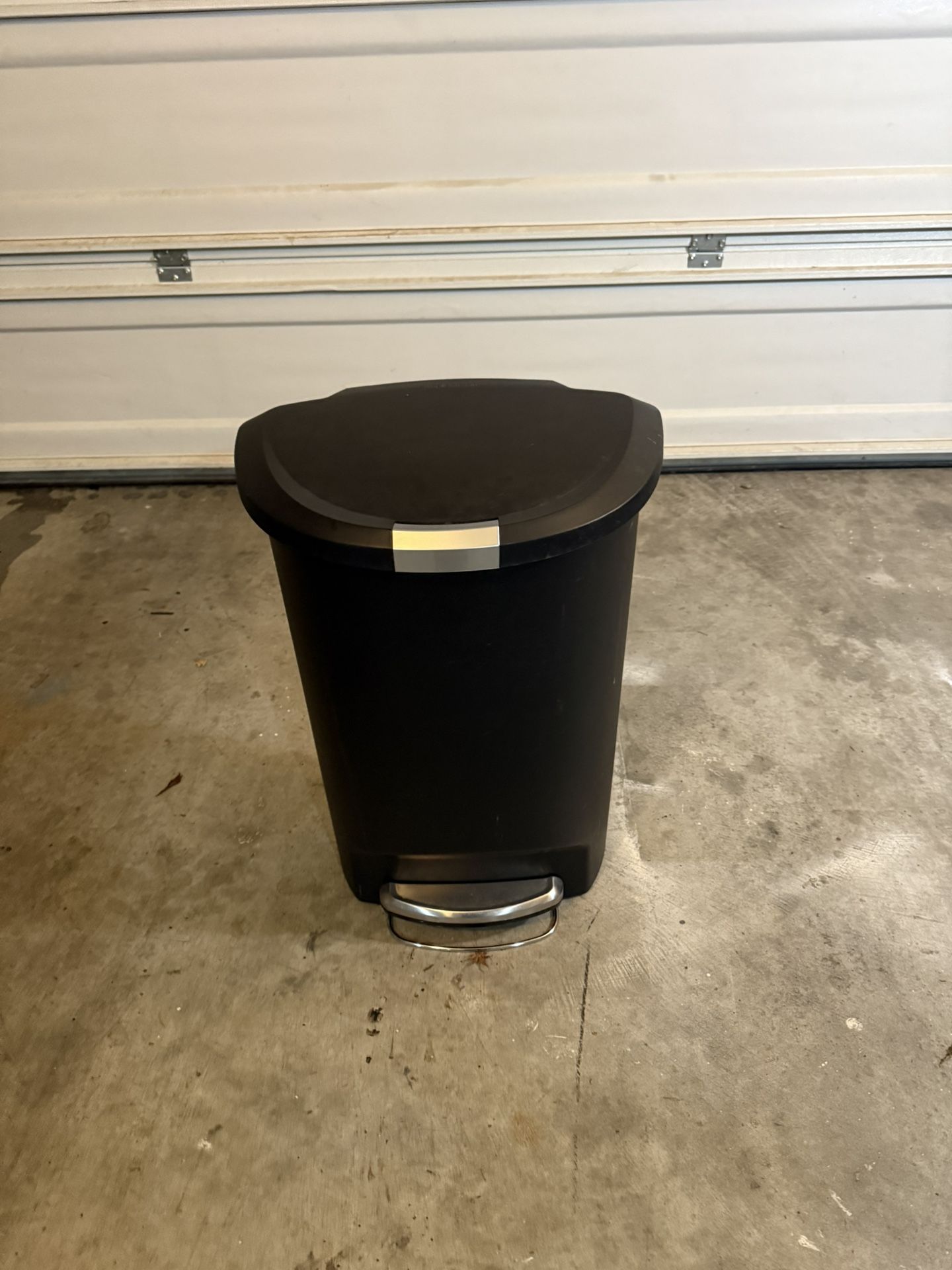 TRASH CAN