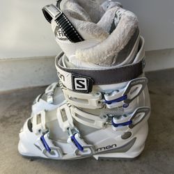 Salomon Ladies Ski Boots size 7 US, Mondo 24 