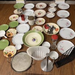 All These Random kitchen Stuff and Plates for 15$