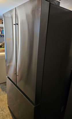 LG STAINLESS STEEL FRENCH DOOR REFRIGERATOR WITH ICE MAKER INSIDE...33" WIDE......DENTED..NEW..$ 550