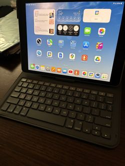 iPad 9 WiFi 64gb, ZAGG Keyboard And Stylus