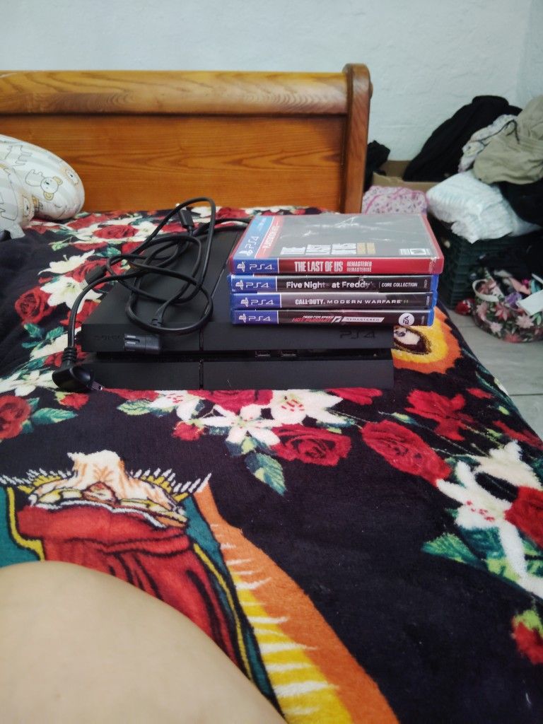 PS4 Console HDMI And Power Cord 4 Games