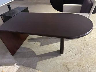 60″ W x 30″ D Mahogany Bullet Desk – $200 📦 Florida