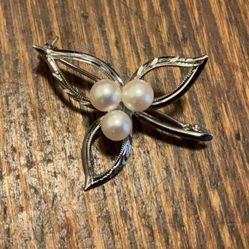 Sterling Silver Cultured Akoya Pearl Pin Brooch - Single Trillium Flower