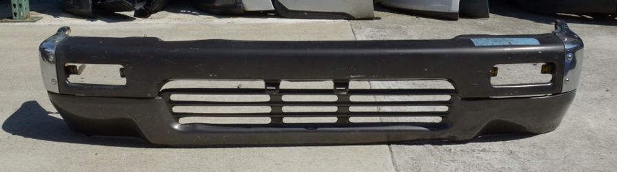 USED REF#M035 || 1998-2005 TOYOTA HILUX || FRONT METAL BUMPER