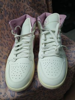 Woman nikes