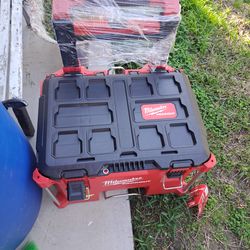 Milwaukee packout tool box with wheels