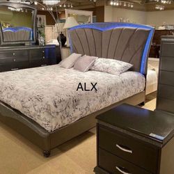 *Brad New Queen Bedroom Set 4 Piece 