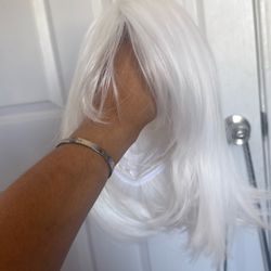SHORT WHITE WIG WITH BANGS 