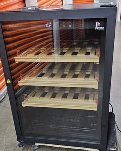 Retail price $2800. EuroCave La Premiere S Wine Cellar w/Glass Door