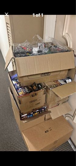 Over 1000 Heroclix miniatures with cards from various sets over the last several years. Only Commons, Uncommons, and Rares.  There are duplicates. Sel