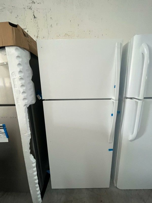 Refrigerator Whirpool 2022 Great Condition 28 Inch Wide