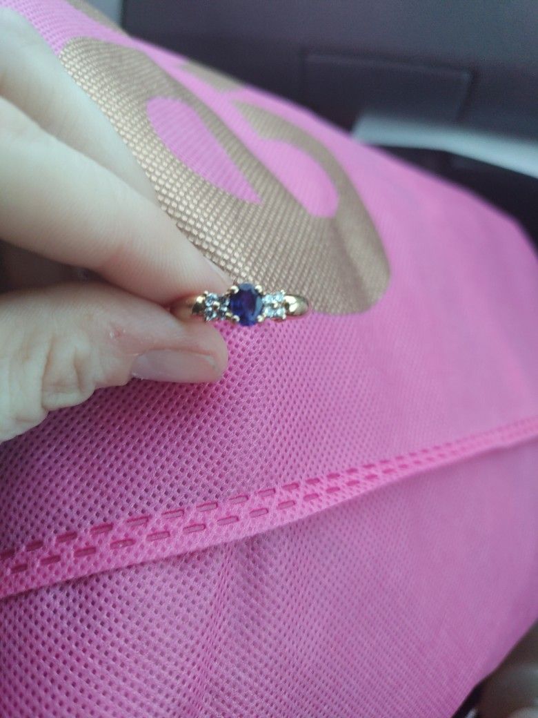 18 Kt Gold Ring With Sapphire Stone