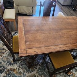 Very Nice Dining Room Table Extendable W/ 4 Chairs