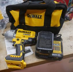 Dewalt impact wrench DCF900  with battery charger carry case 891628-1 