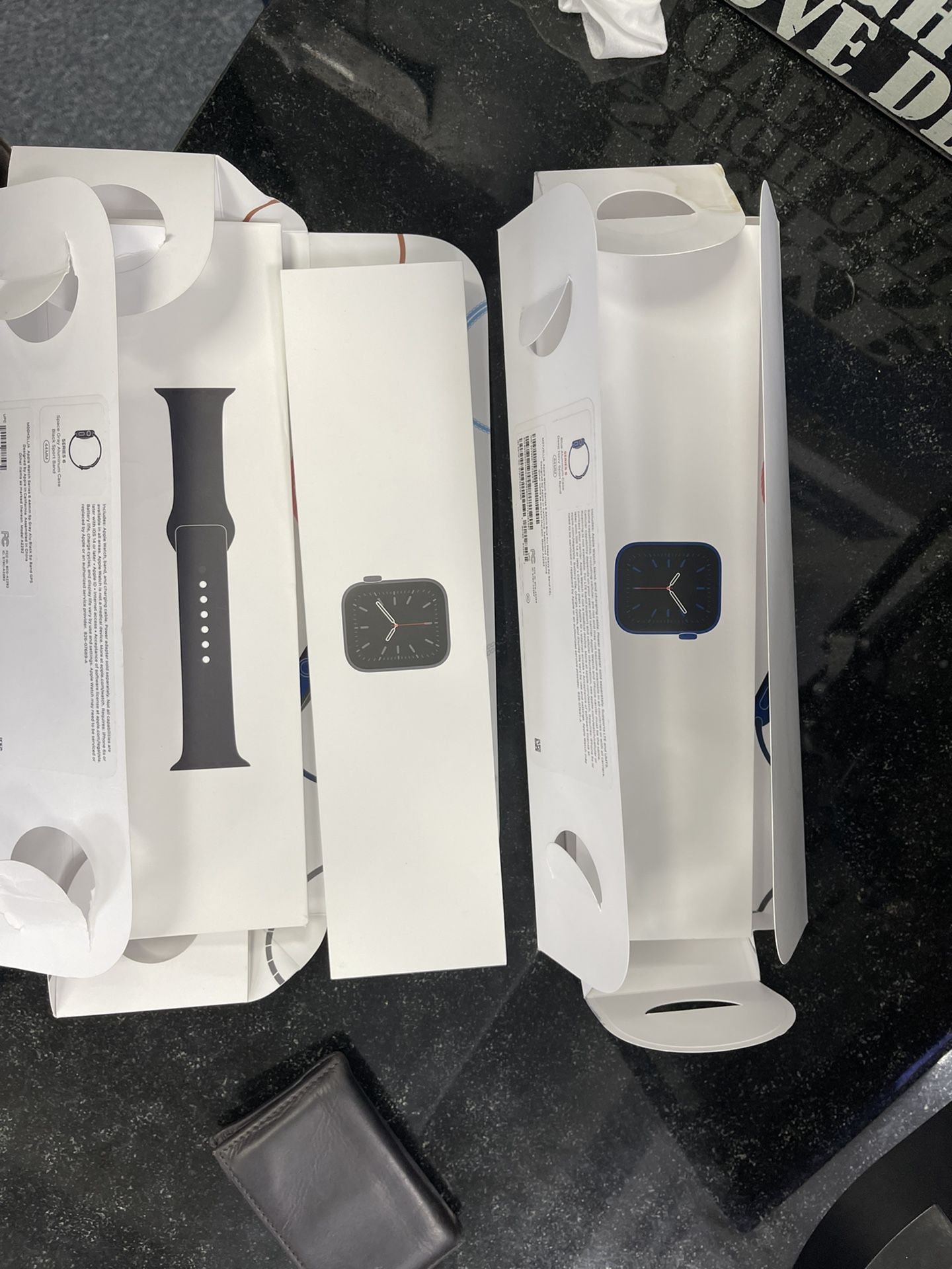 2 APPLE S WATCH 6 BLUE  And BLACK 44mm Like New