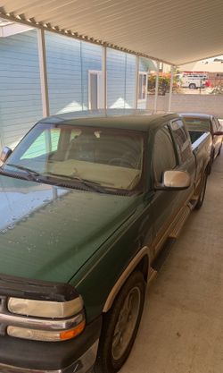 Chevrolet Silverado 99 millas 140 Jack’s in good condition V8 4x4 5000