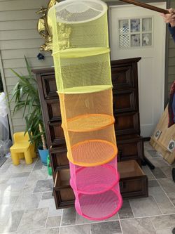 Hanging mesh storage cubes
