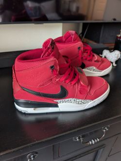 Men's size 9.5 Nike shoes.