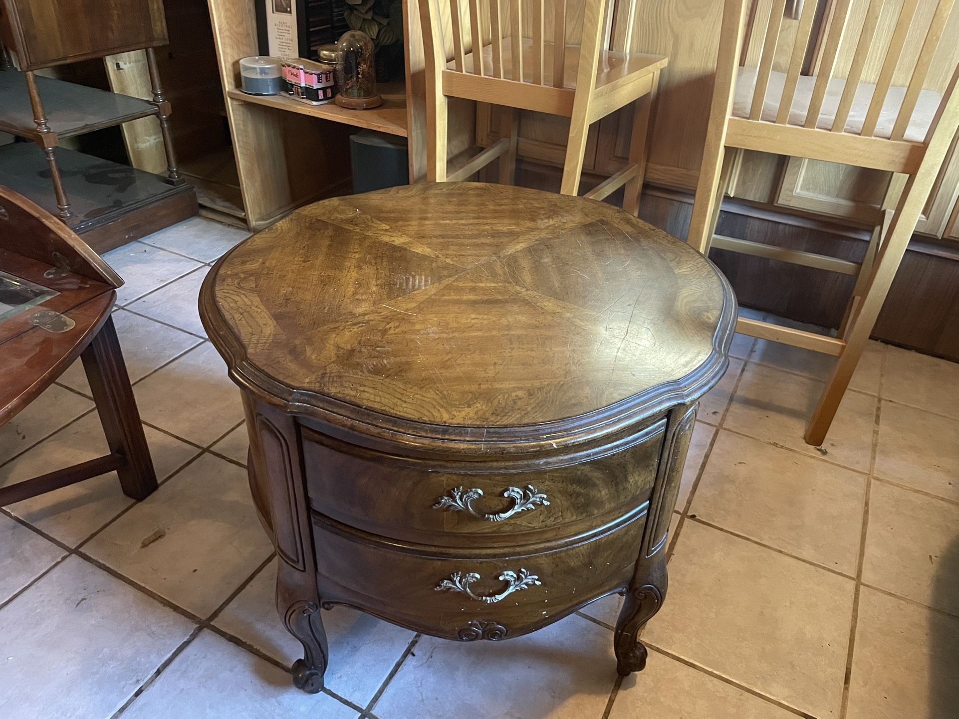 Antique Style Round Side/coffee Table