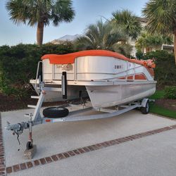 2018  20' Suncatcher With 90hp Motor And Galvanized Trailer Only 30 Hours 