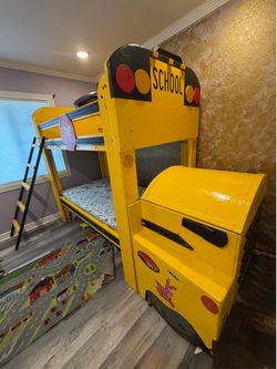 SCHOOL BUSS TWIN BUNK BED AND STORAGE CHEST