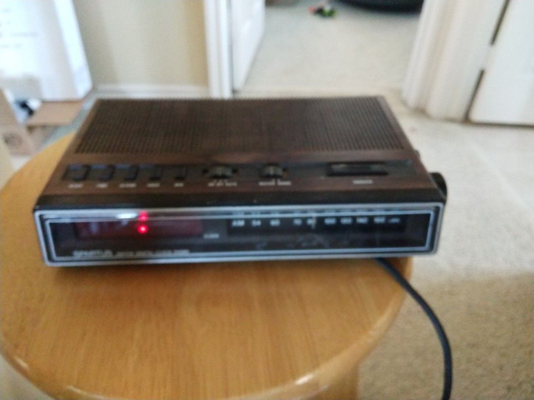 AM FM DIGITAL CLOCK RADIO ALARM