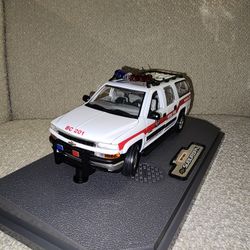 1.18 Scale Model 2000 Chevrolet Suburban