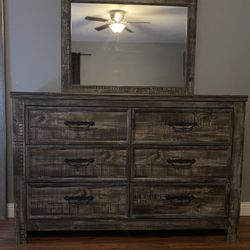 Dresser With Mirror 