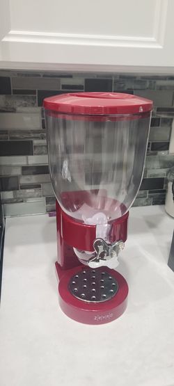 Dry food dispenser