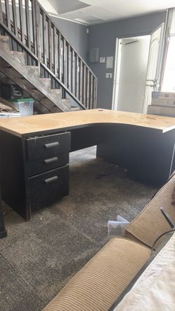 Corner desk - FREE