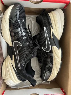 Women’s black V2K running shoes