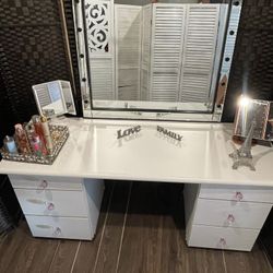 vanity table with mirror