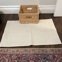 Cream Bath Mat And Basket Set 