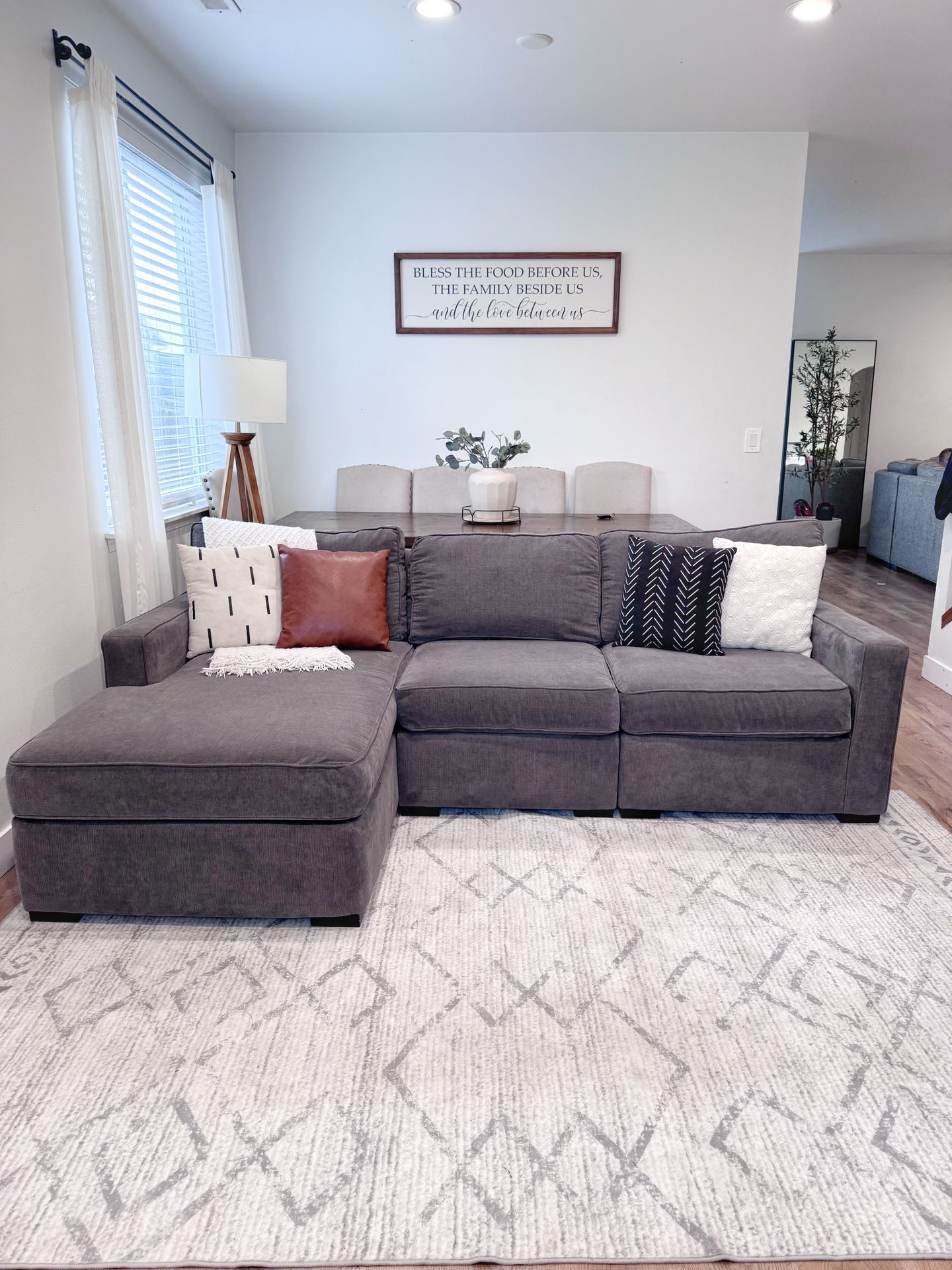 GORGEOUS Like New Sectional Couch DELIVERY 🚚