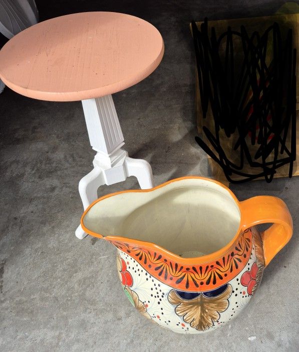 1 TABLE & 1 DECORATIVE VASE/ NOT FREE GIVE OFFER