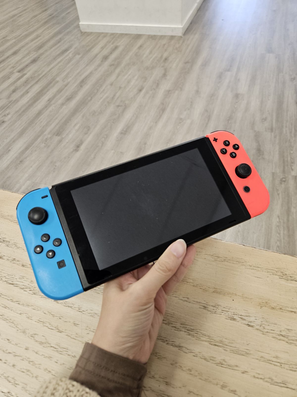 🎮 Nintendo Switch V2 – Great condition, perfect for gaming at home or on the go!