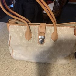 Beautiful Dooney & Bourke Hand Bag
