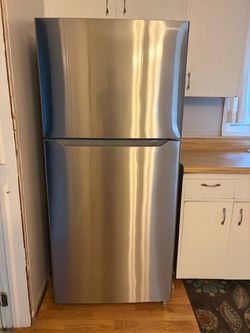 Brand new Insignia 18 cu ft refrigerator & freezer