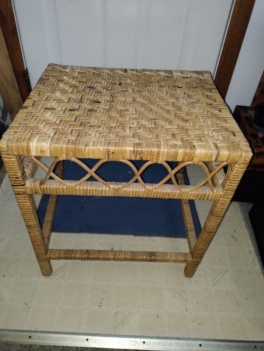 Wicker side table. Cute table! 