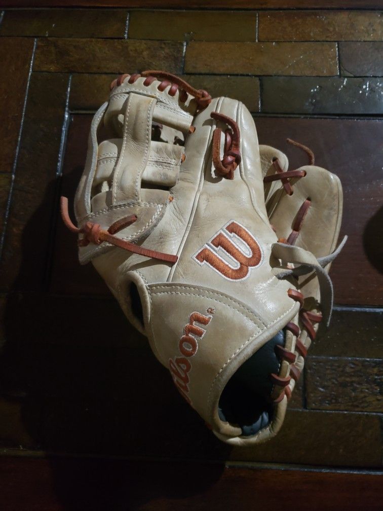 Wilson A2000 glove