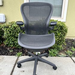 Herman miller aeron (size C) office chair/fully loaded